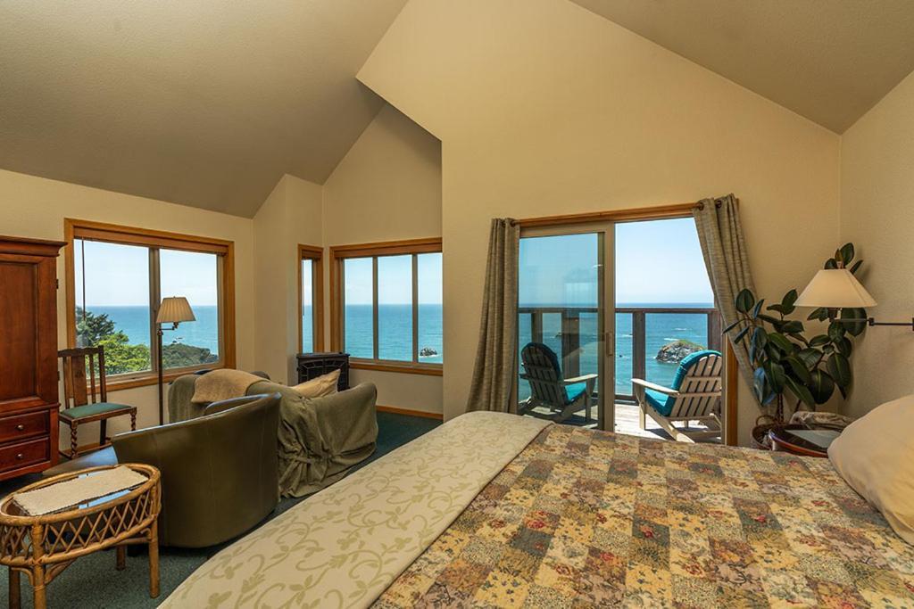 Turtle Rocks Oceanfront Inn Тринидад Экстерьер фото