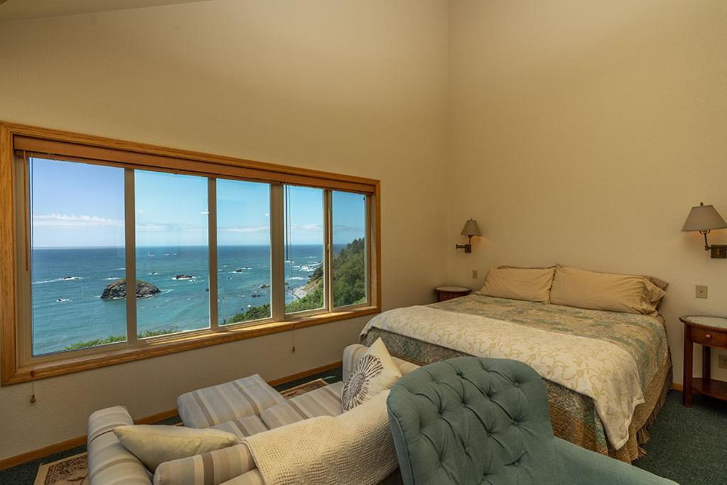 Turtle Rocks Oceanfront Inn Тринидад Экстерьер фото
