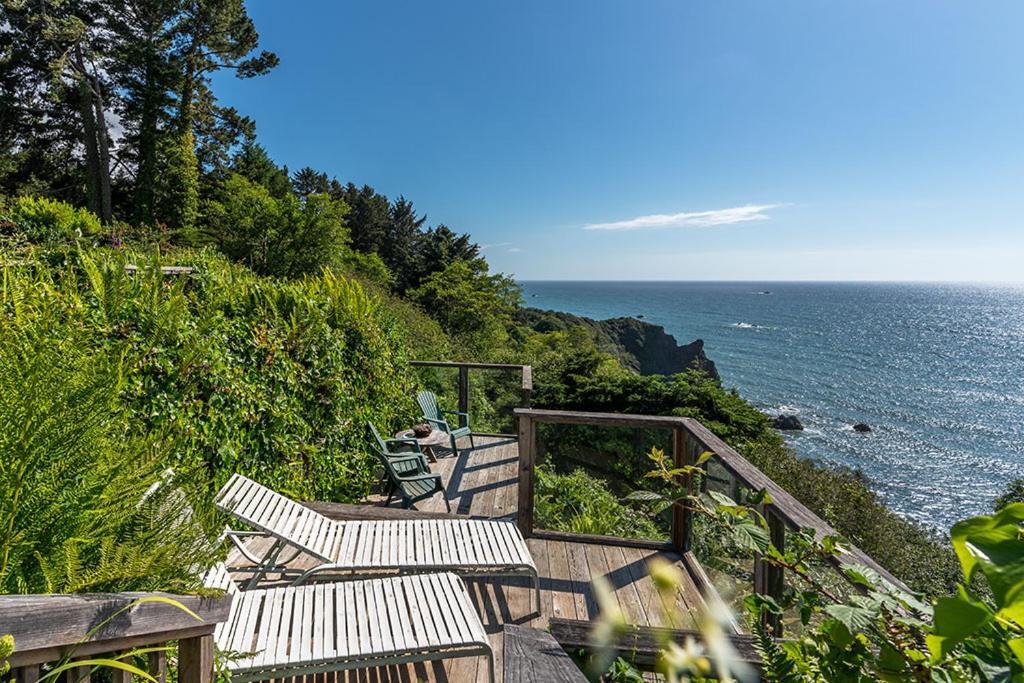 Turtle Rocks Oceanfront Inn Тринидад Экстерьер фото