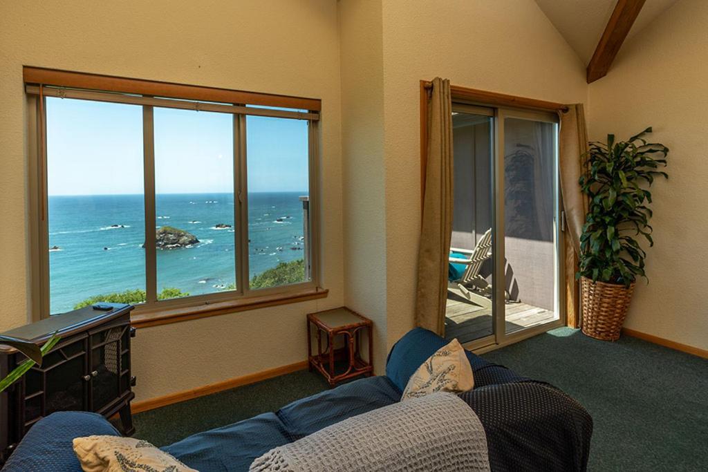Turtle Rocks Oceanfront Inn Тринидад Экстерьер фото